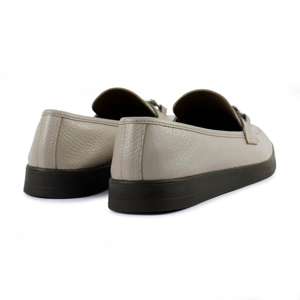 Mocassin em Couro com Detalhe Metálico Super Confortável