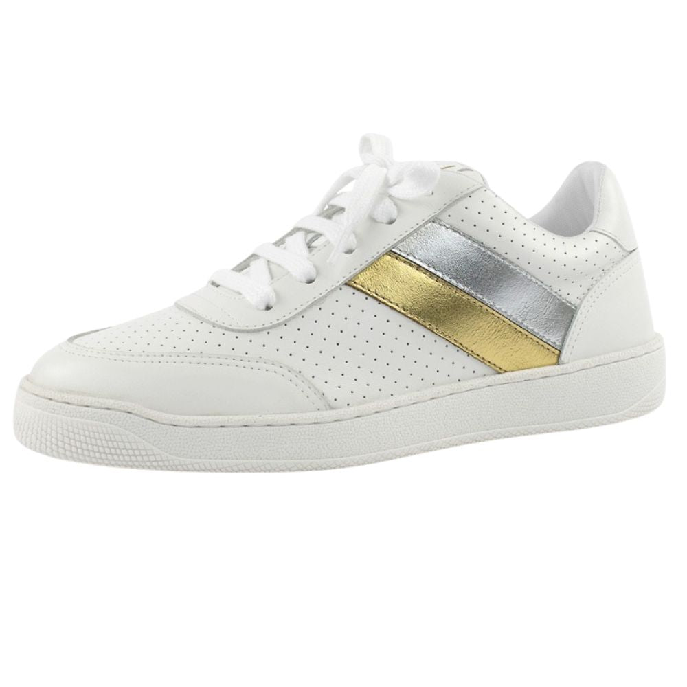 Tênis em Couro com Detalhes na Lateral