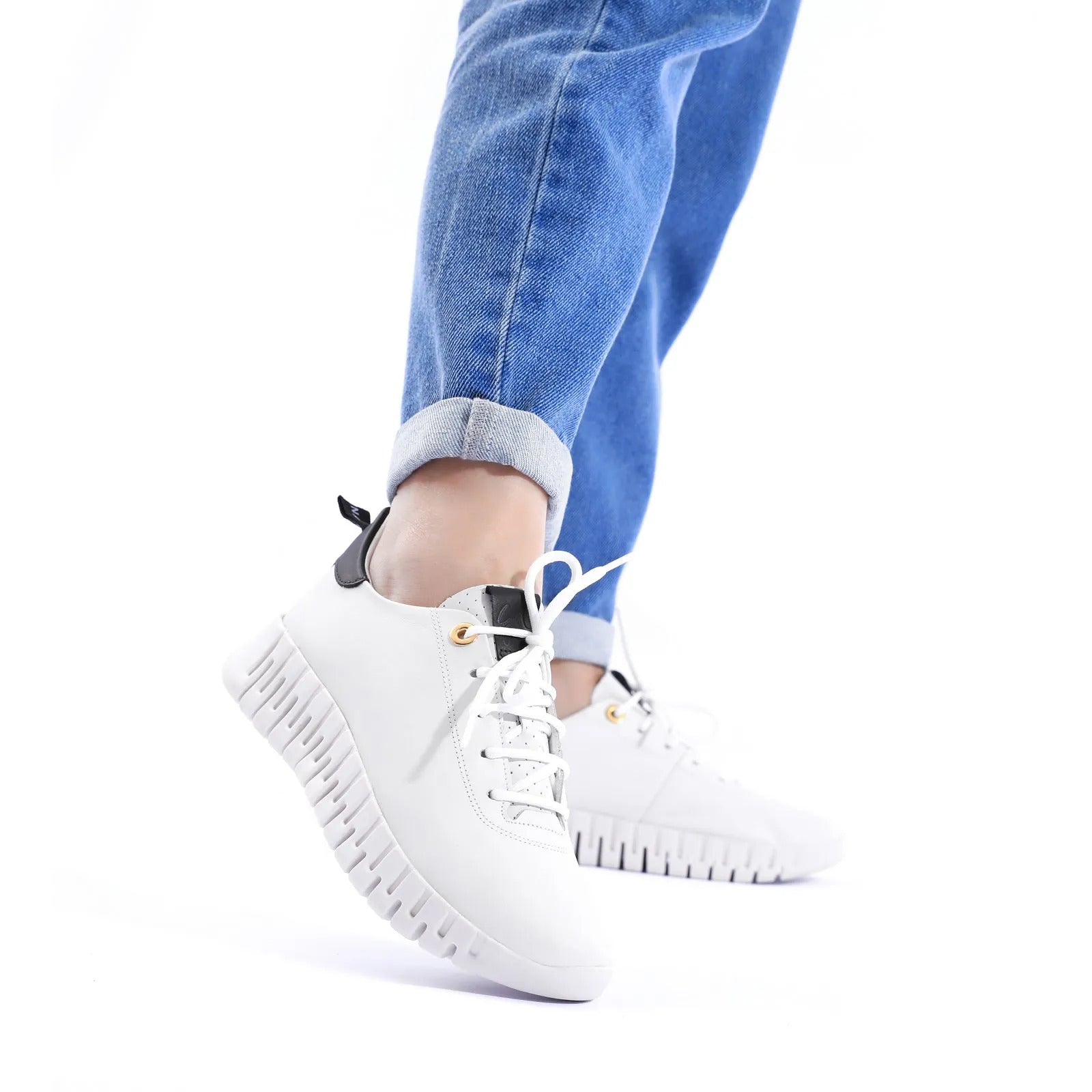 Tênis Flow Wave Branco em Couro e Detalhe em Preto Giulia Domna