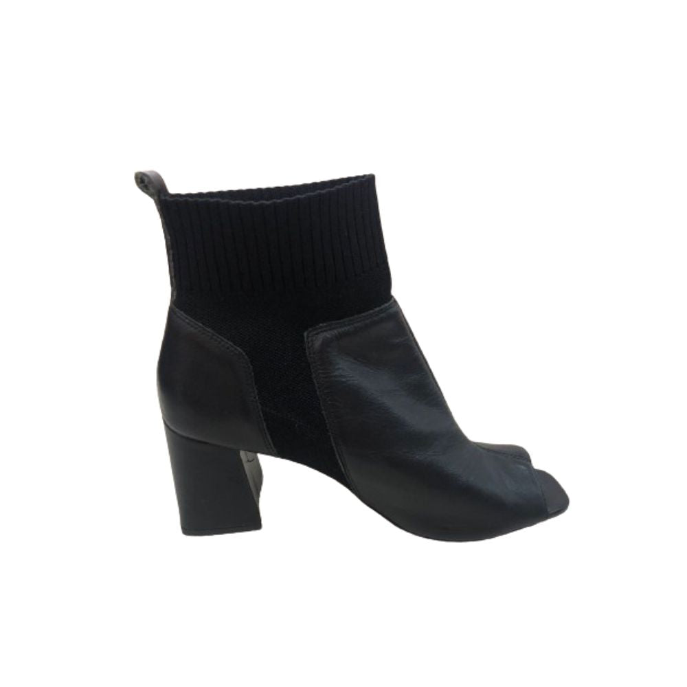 Bota Feminina em Napa com Cano Curto em Couro