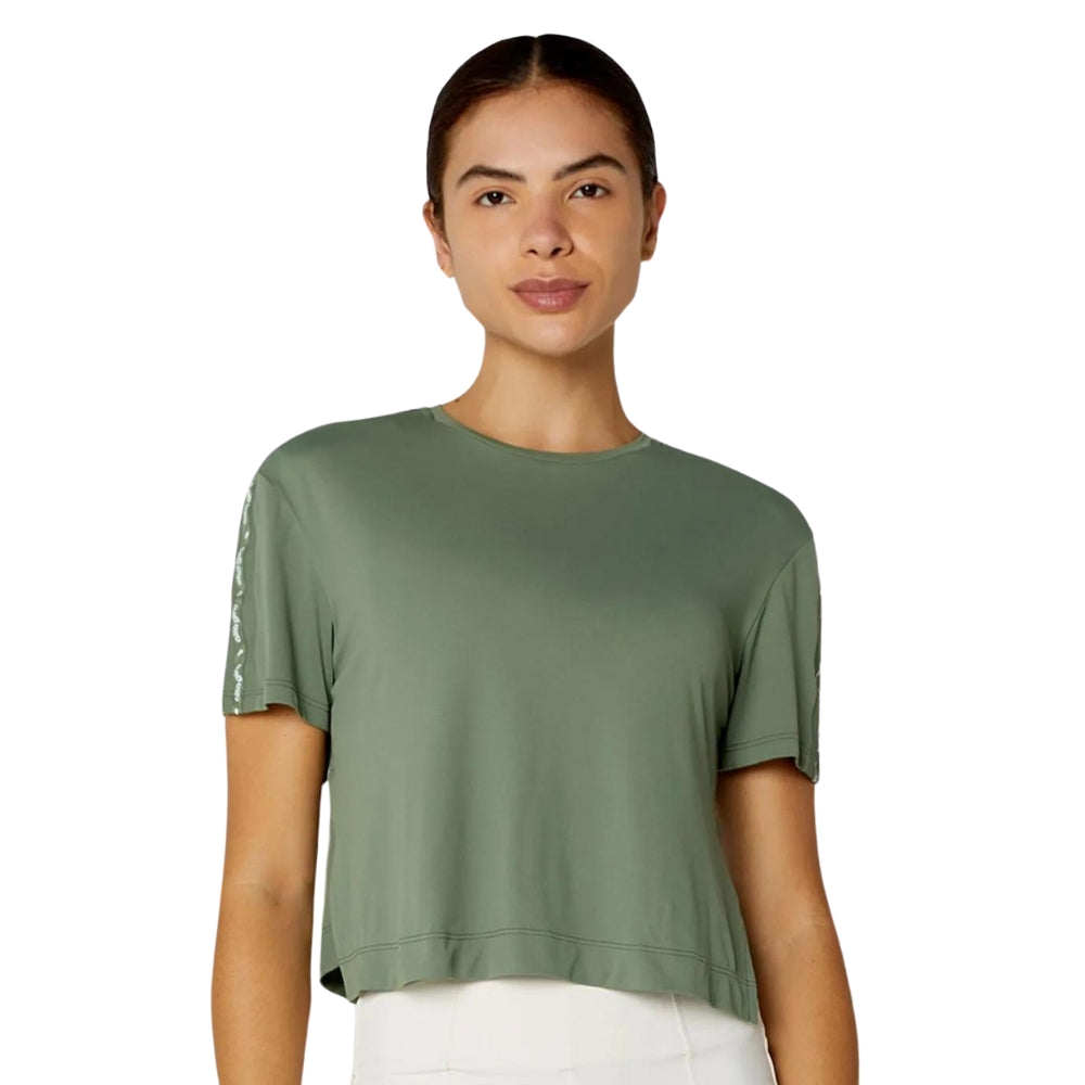 T-SHIRT Cropped com Aberturas Laterais e Proteção UV