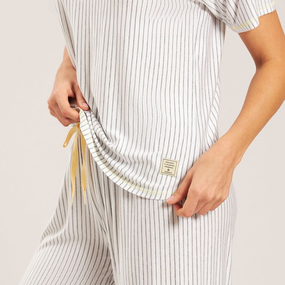 Pijama Feminino Manga Curta com Pantacourt em Viscose