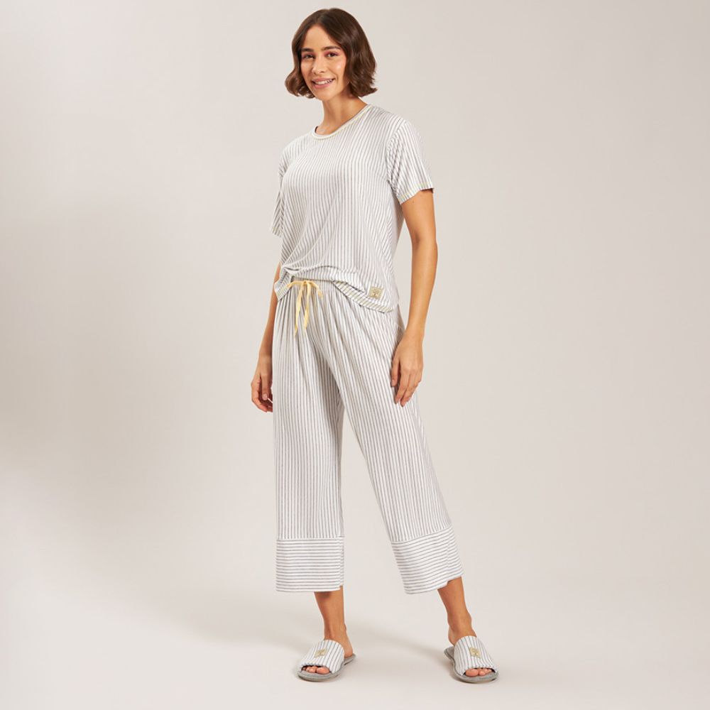 Pijama Feminino Manga Curta com Pantacourt em Viscose