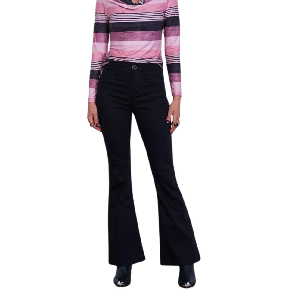 Calça Jeans Flare Feminina - Um Clássico que Valoriza sua Silhueta