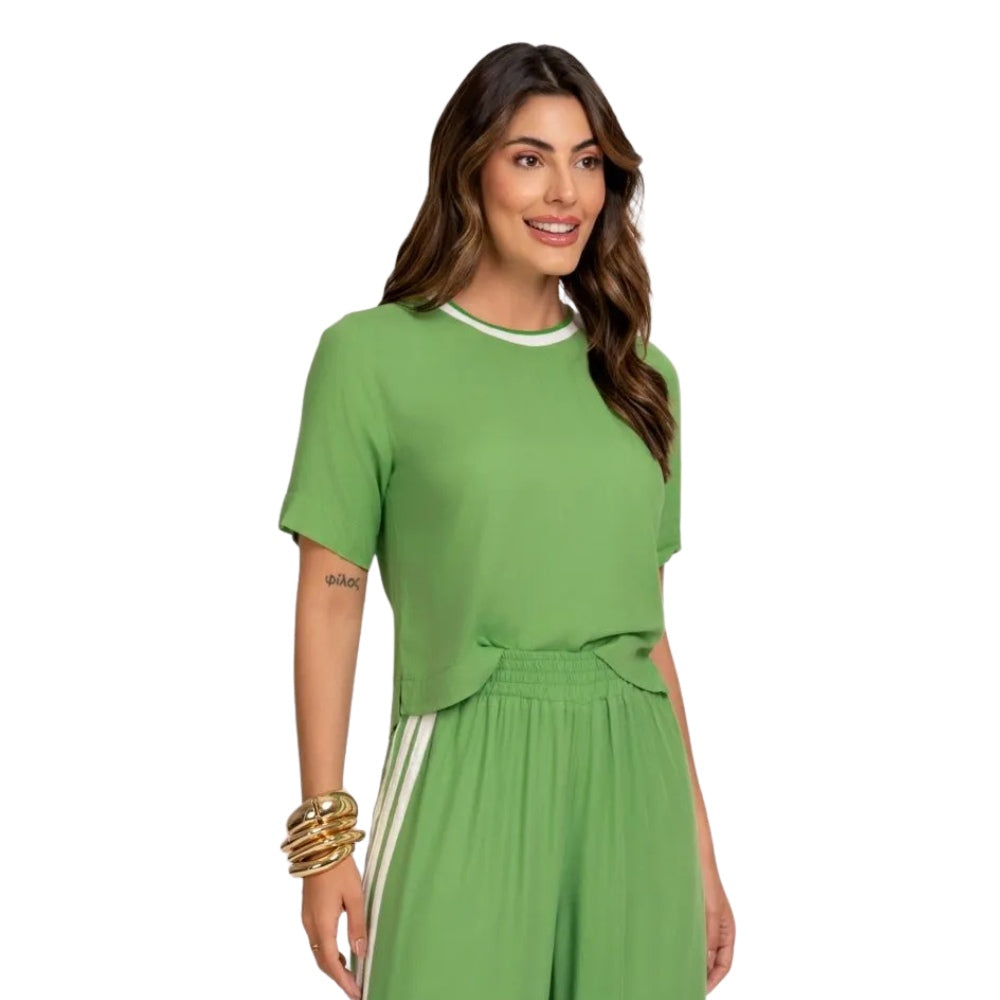 Blusa de Viscose Feminina com Gola Retilínea