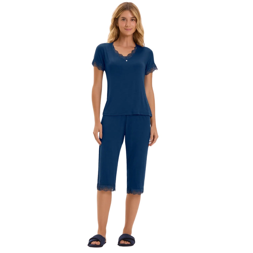Pijama Feminino Manga Curta Com Calça Capri em Viscose