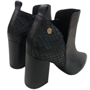 Bota Feminina em Couro Atanado Cano Curto Preta