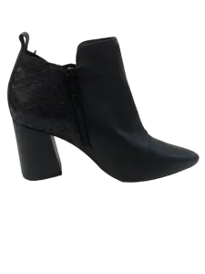 Bota Feminina em Couro Atanado Cano Curto Preta