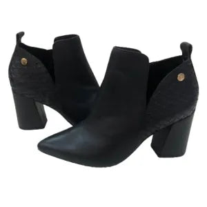 Bota Feminina em Couro Atanado Cano Curto Preta