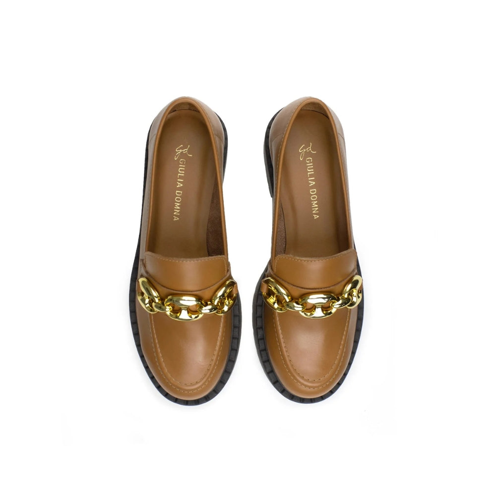 Sapato Tratorado em Couro Camel com Enfeite de Corrente Dourada