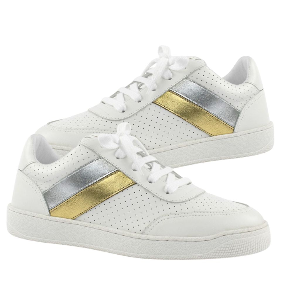 Tênis em Couro com Detalhes na Lateral