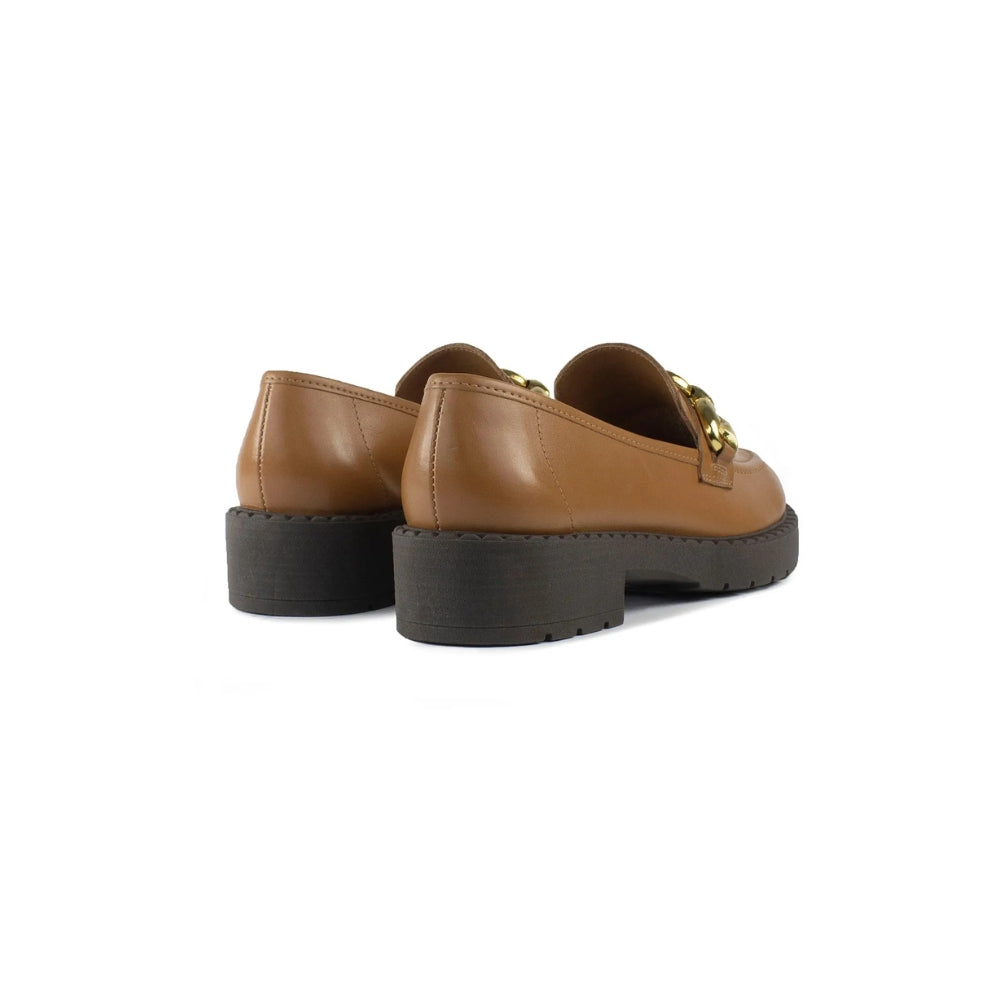 Sapato Tratorado em Couro Camel com Enfeite de Corrente Dourada