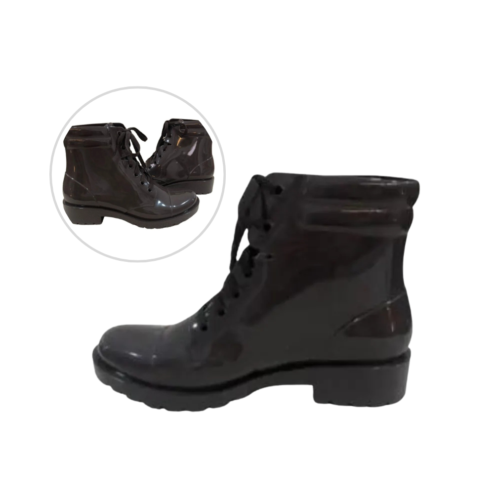 Bota Estilo Coturno Detalhe Acolchoado na Parte Traseira Salto Baixo
