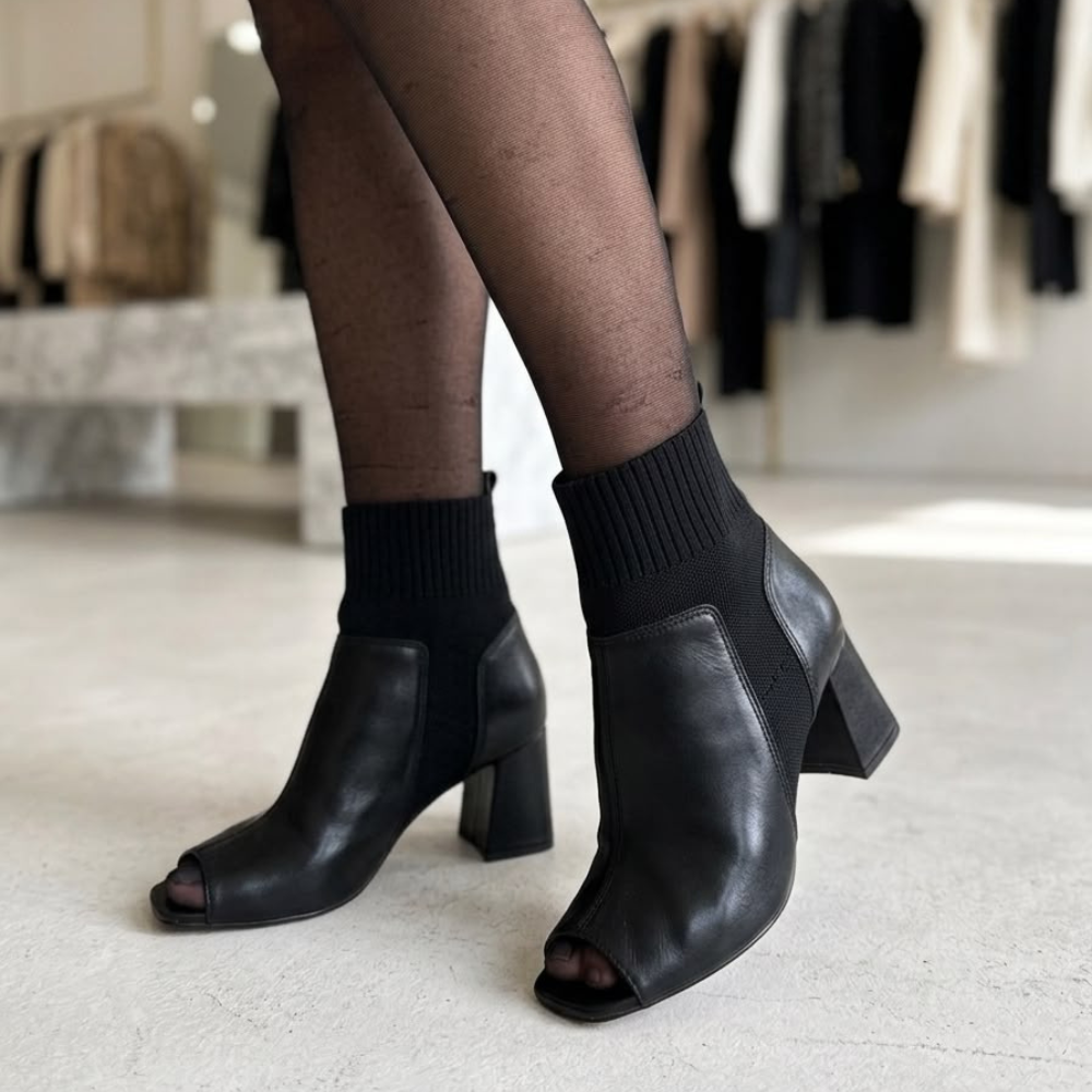 Bota Feminina em Napa com Cano Curto em Couro