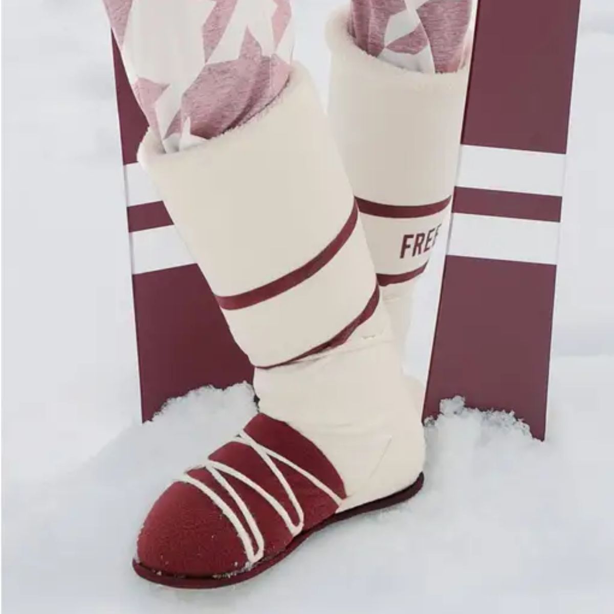 Bota Feminina em Plush com Pelúcia com Cadarços e Pompom nas Amarrações