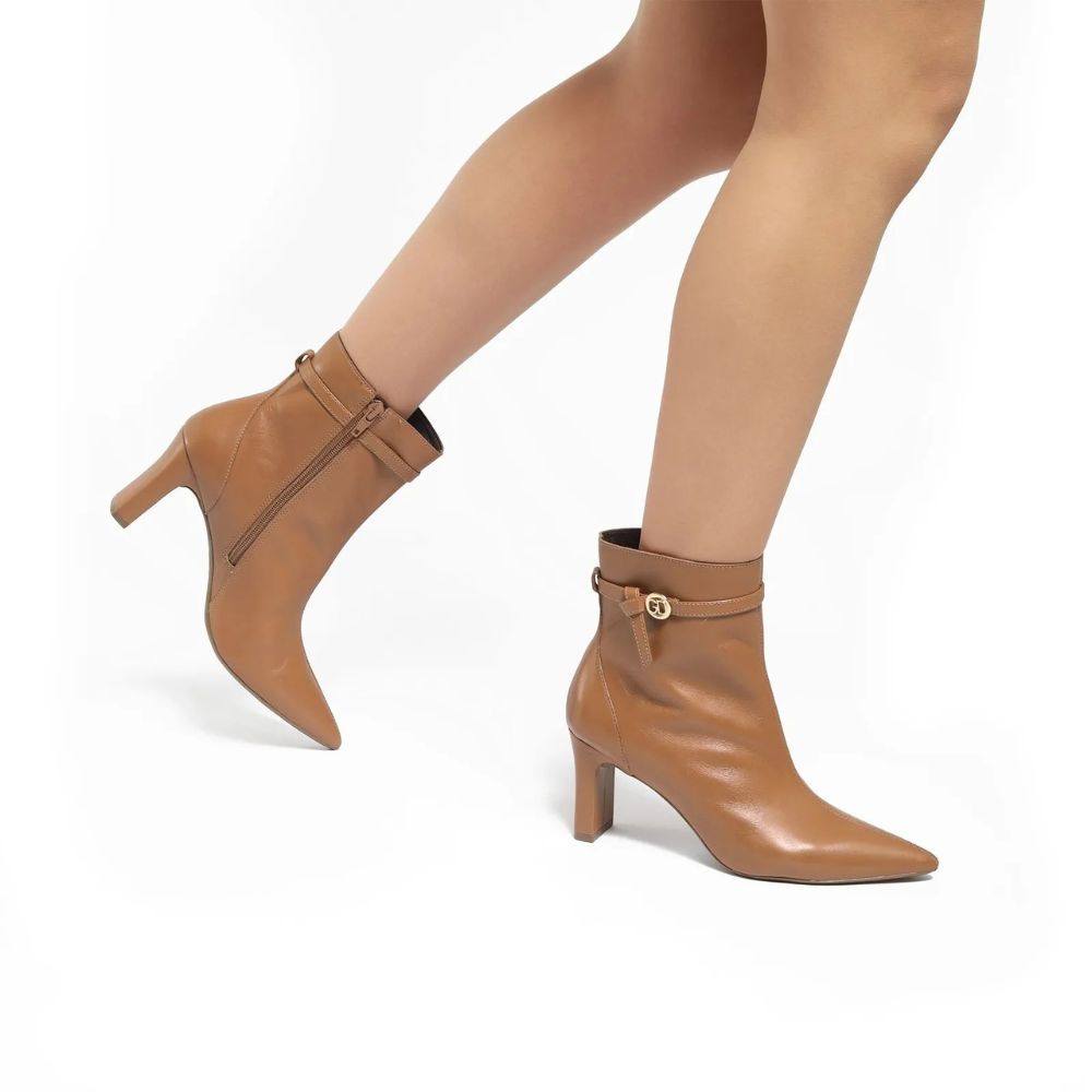 Bota Camel em Couro com Salto Retangular