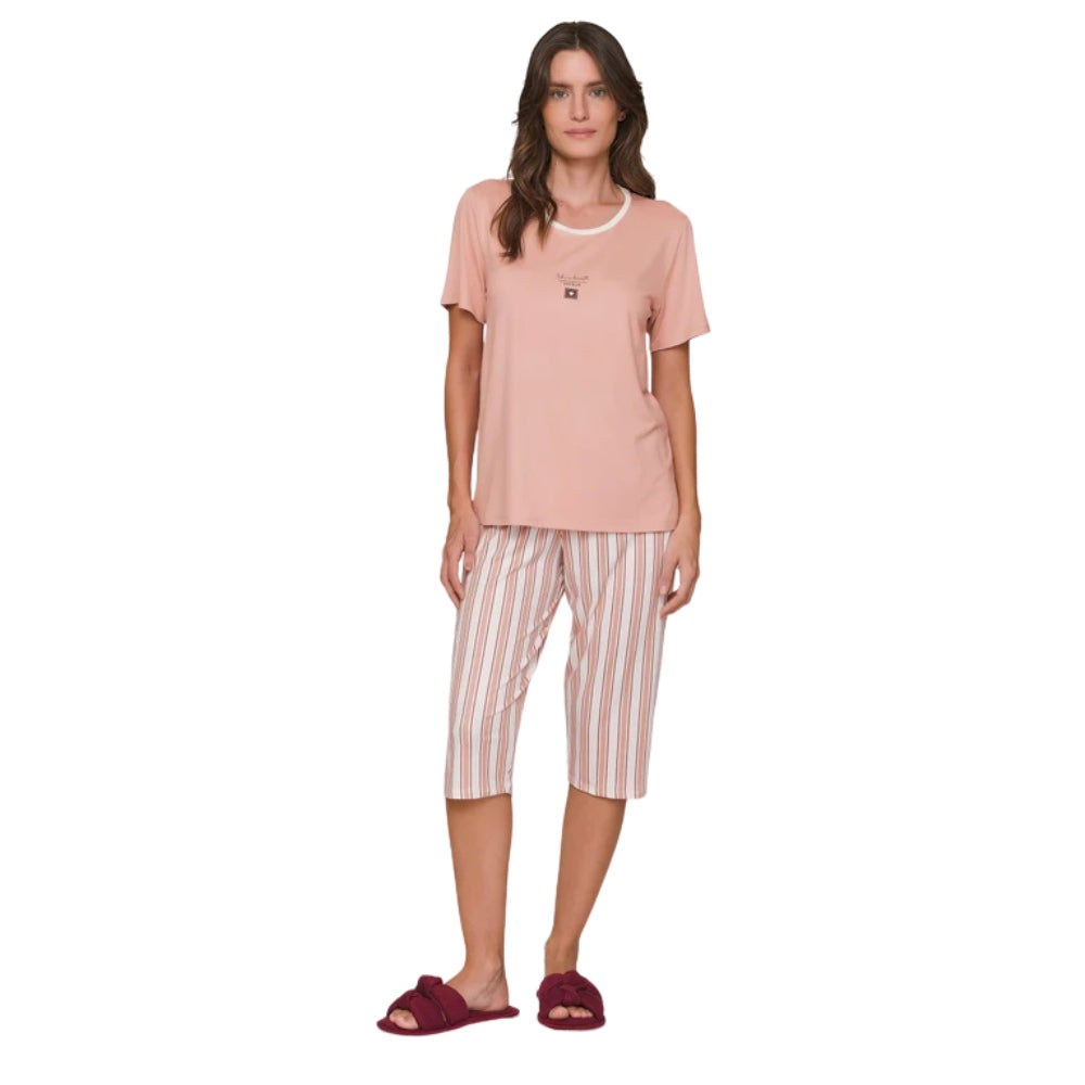 Pijama Feminino Camiseta Manga Curta e Calça Capri com Listras Get Relaxed em Sublime Touch