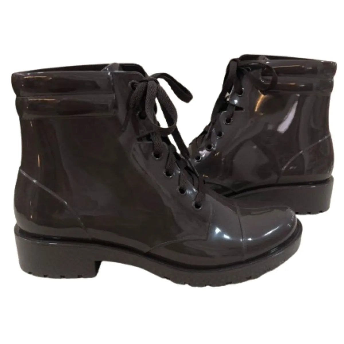 Bota Estilo Coturno Detalhe Acolchoado na Parte Traseira Salto Baixo