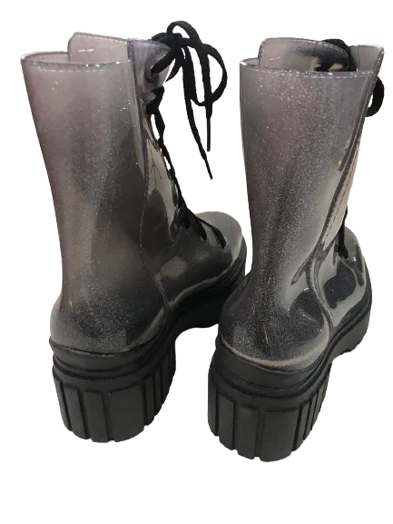 Bota em Glitter Preto em J-Lastic Estilo Coturno com Cano Médio