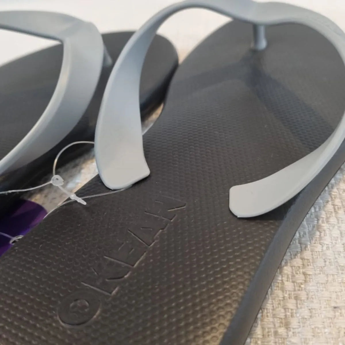 Chinelo Masculino Solado Preto com Tira Cinza Okean