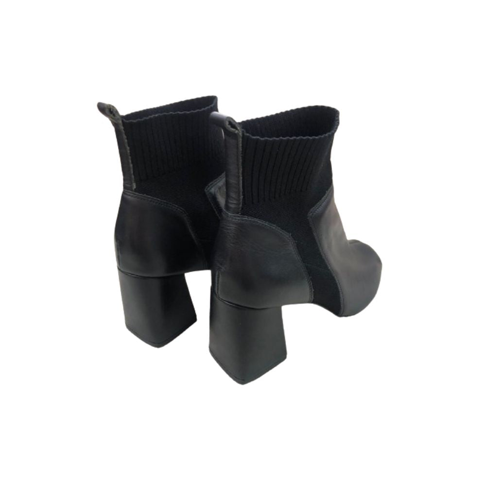 Bota Feminina em Napa com Cano Curto em Couro