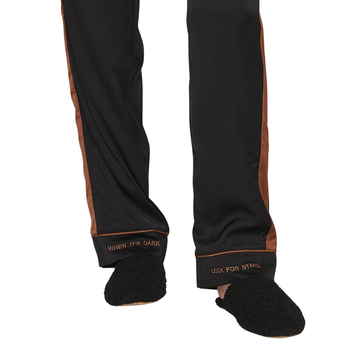 Pijama Aberto em Satinê Preto com Fechamento Frontal Delineado por Filetes para um Fino Acabamento