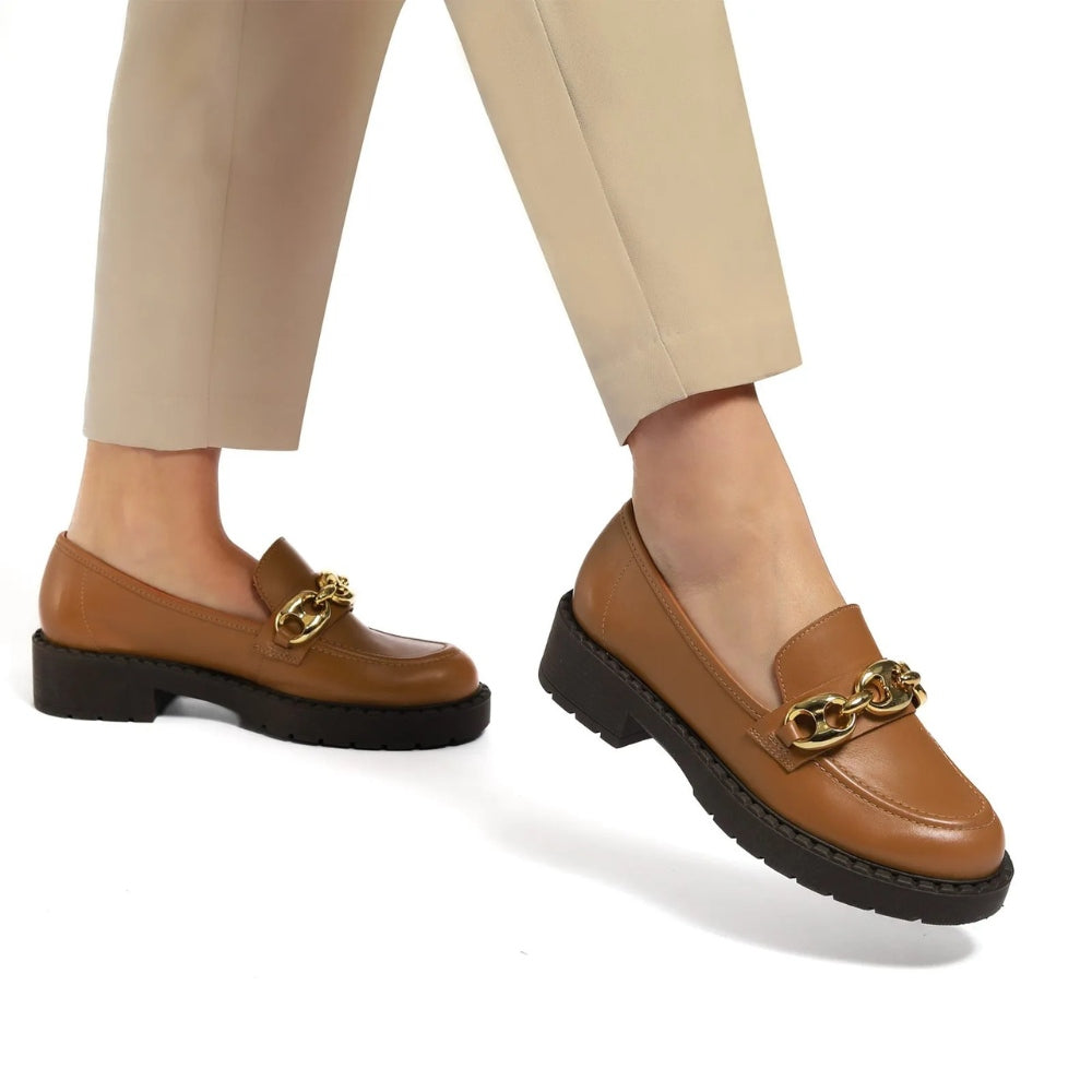 Sapato Tratorado em Couro Camel com Enfeite de Corrente Dourada