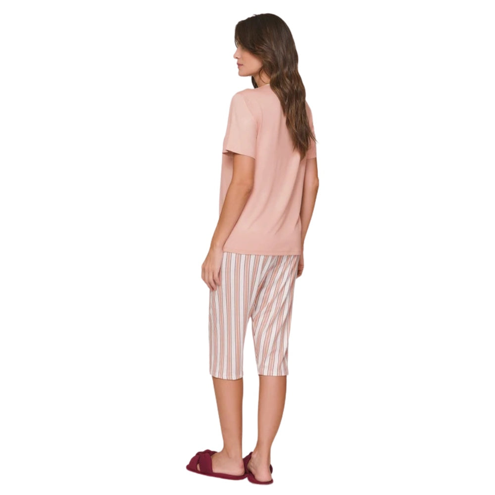Pijama Feminino Camiseta Manga Curta e Calça Capri com Listras Get Relaxed em Sublime Touch