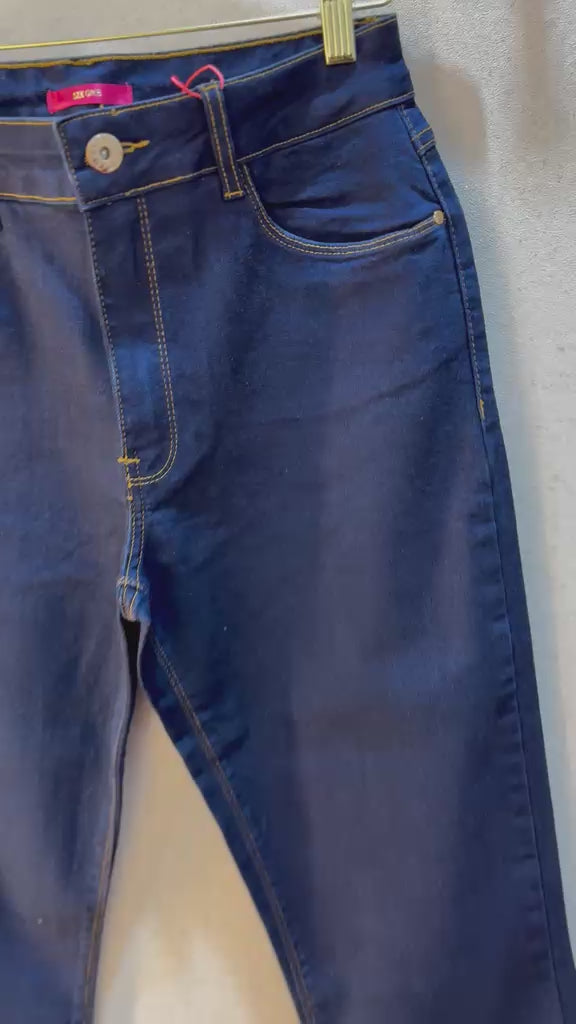 Calça Jeans Boot Cut em Algodão Alonga e Valoriza a Silhueta